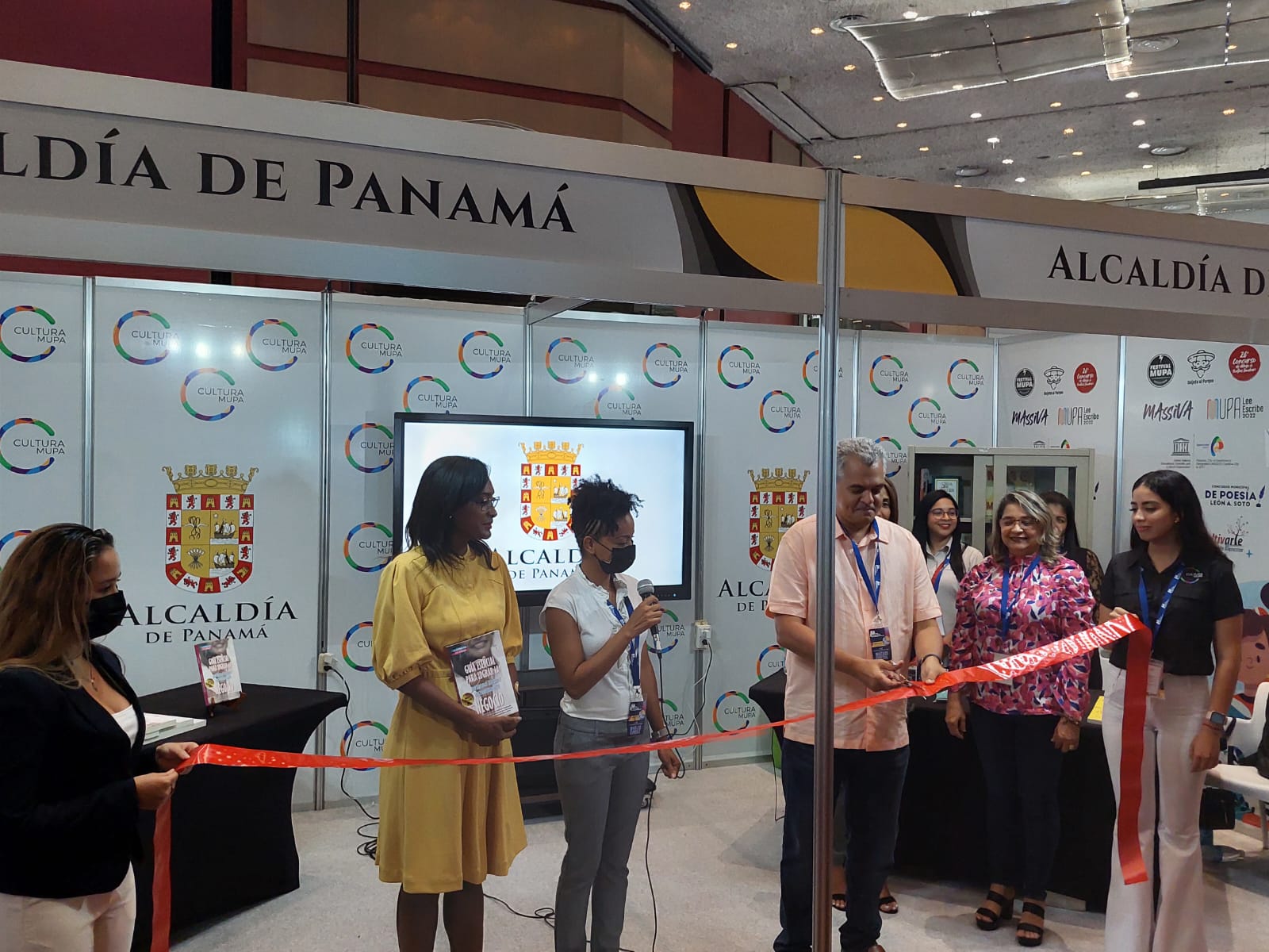 Inauguración de nuestro stand en la Feria Internacional del Libro de Panamá